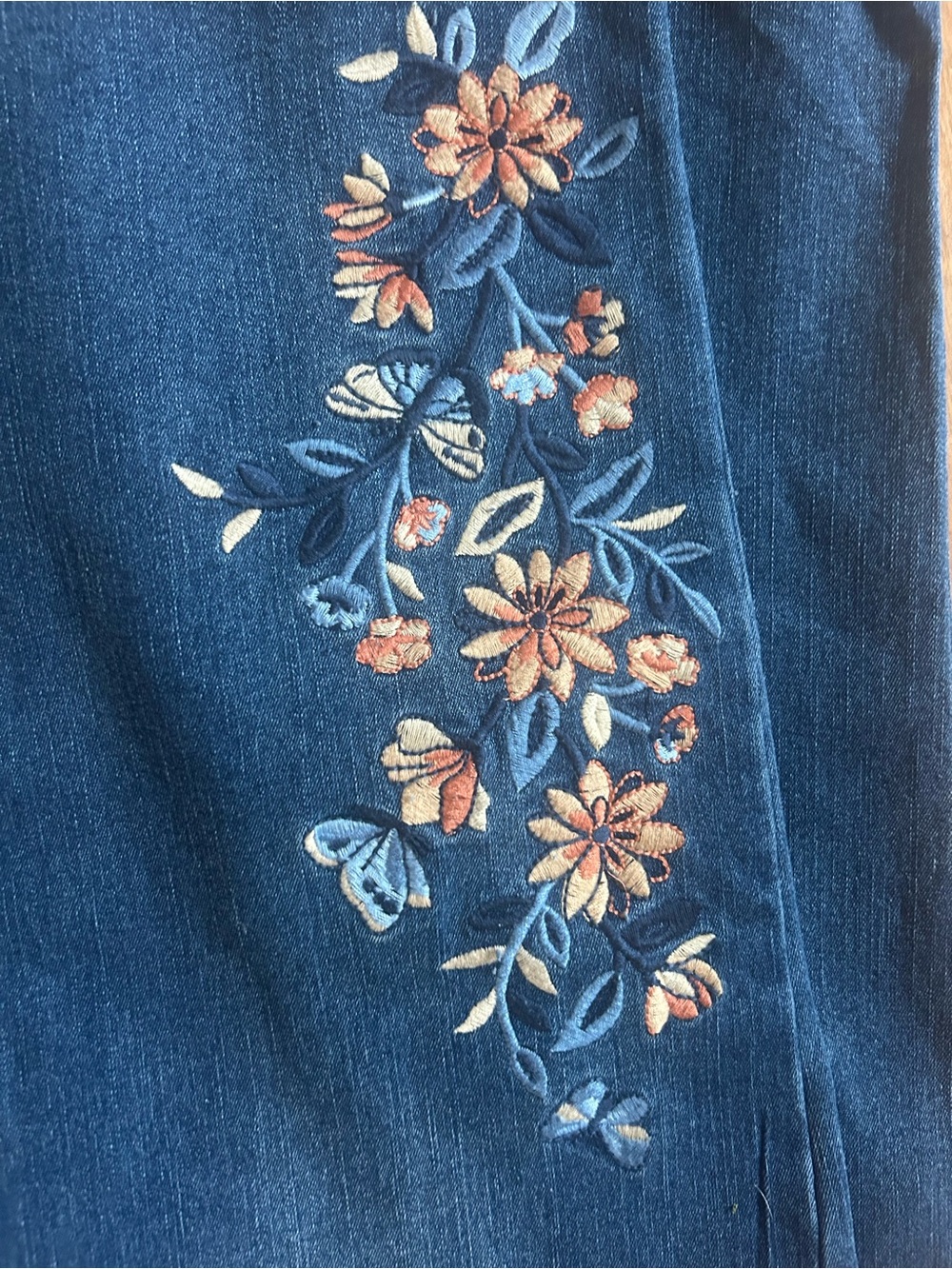 Alfred Dunner Blue Pull-On Crop Capris Jeans Plus 18 Floral Embroidery - Picture 8 of 11